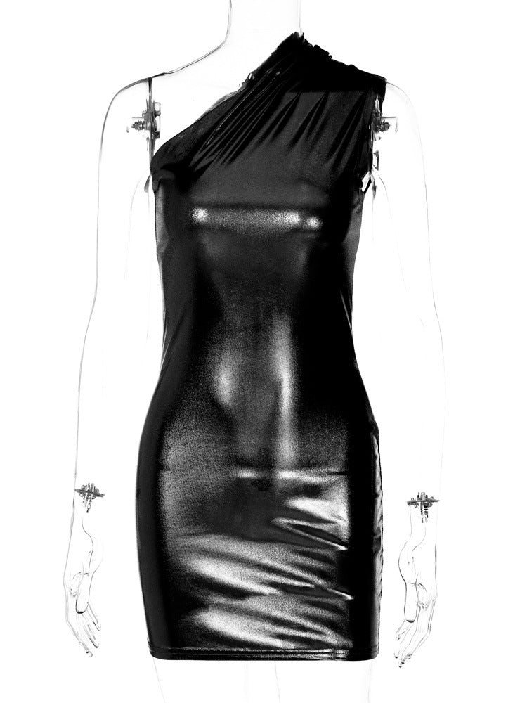 Elegantes Damenabendkleid mit asymmetrischem Schnitt und glänzendem Stoff von MODEGEIST