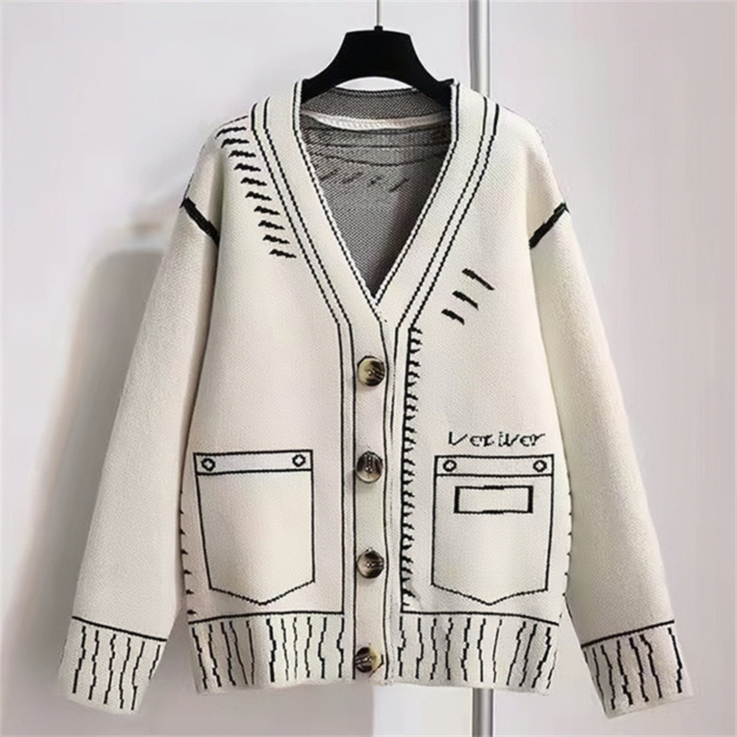 Damen Strickjacke mit einzigartigem grafischen Design und hochwertigen Knopfdetails ModeGeist