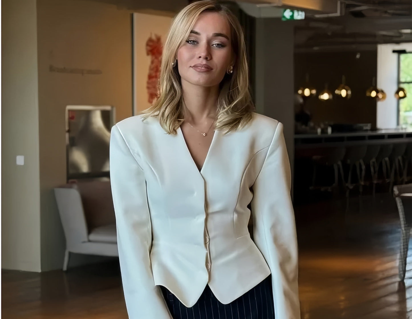 Damen modische Blazerjacke mit tailliertem Schnitt und eleganten Details ModeGeist