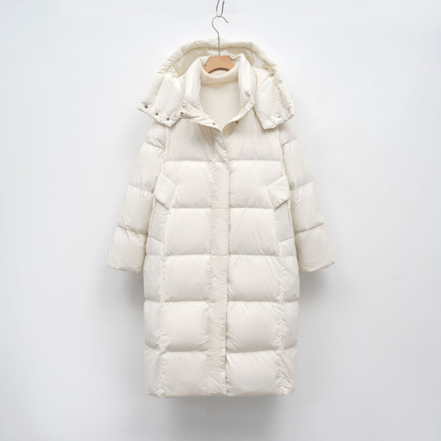 Damen Lange Daunenjacke mit verstellbarer Kapuze und luxuriösem Innenfutter ModeGeist