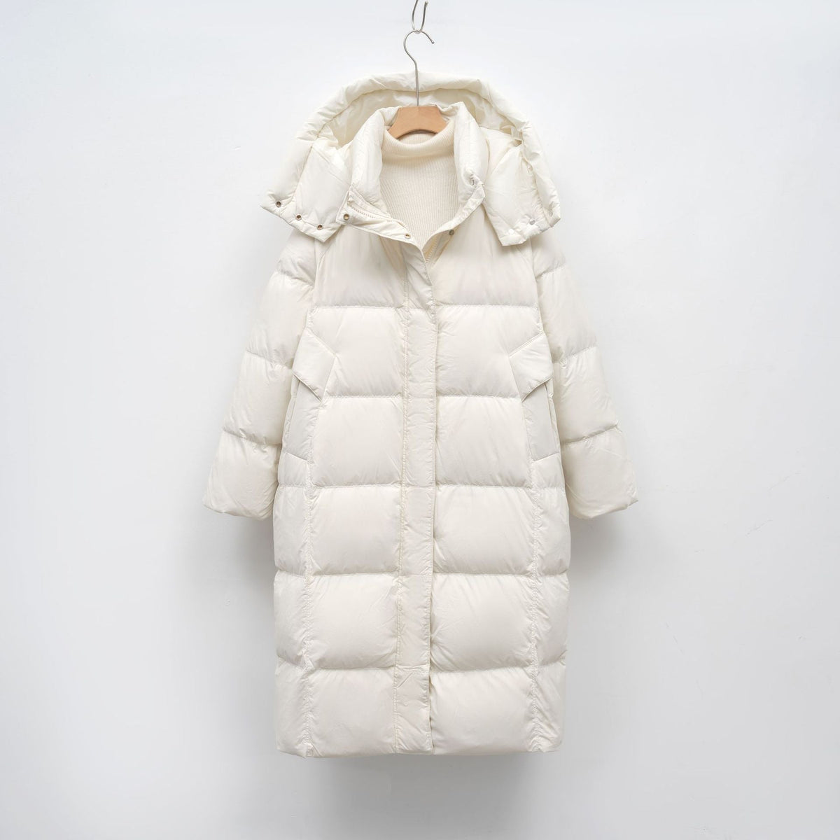 Damen Lange Daunenjacke mit verstellbarer Kapuze und luxuriösem Innenfutter ModeGeist