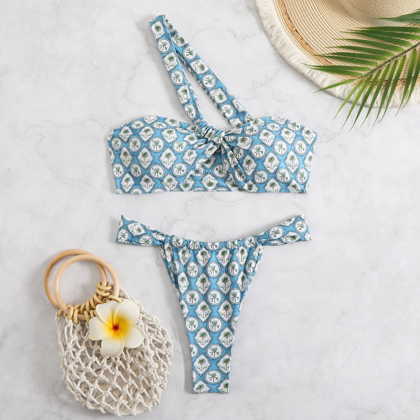 Moderner Damen-Bikini mit Wickeldesign und asymmetrischem Oberteil