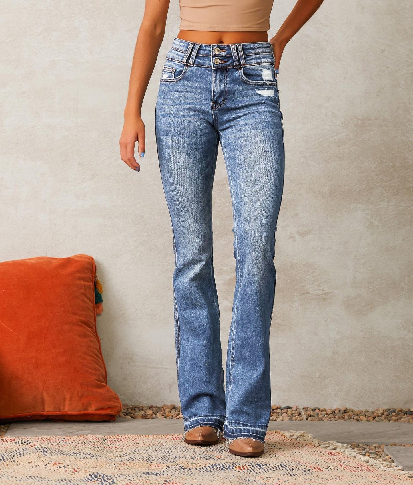 Damen Flared Jeans mit lässigem Schnitt und modischen Destroyed-Details ModeGeist