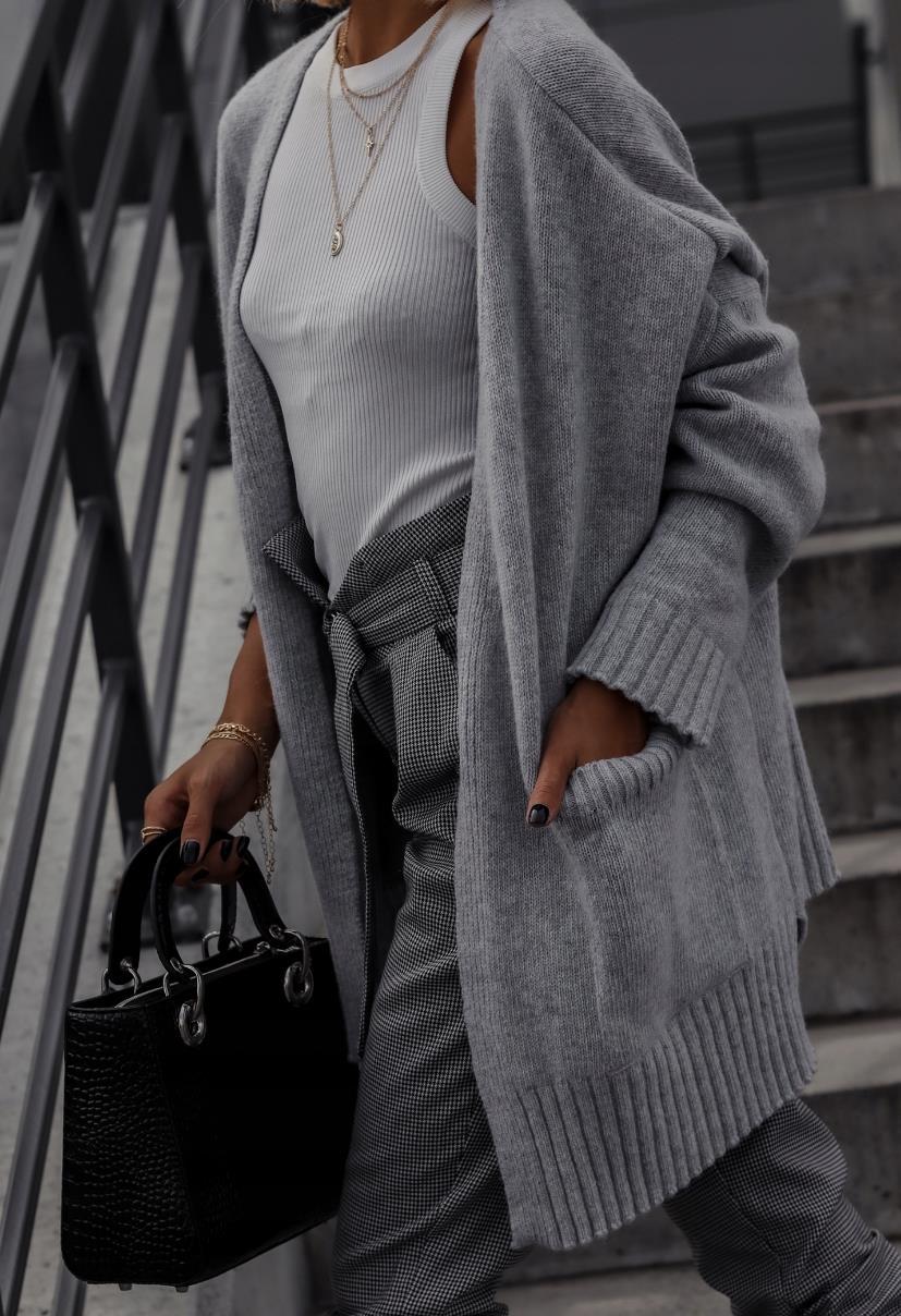 Damen gemütlicher Strickcardigan mit lässiger Silhouette und praktischen Taschen ModeGeist