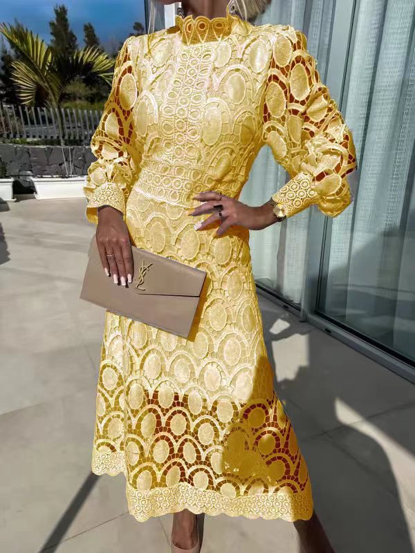 Elegantes Damenkleid mit raffinierter Spitzenstruktur von MODEGEIST