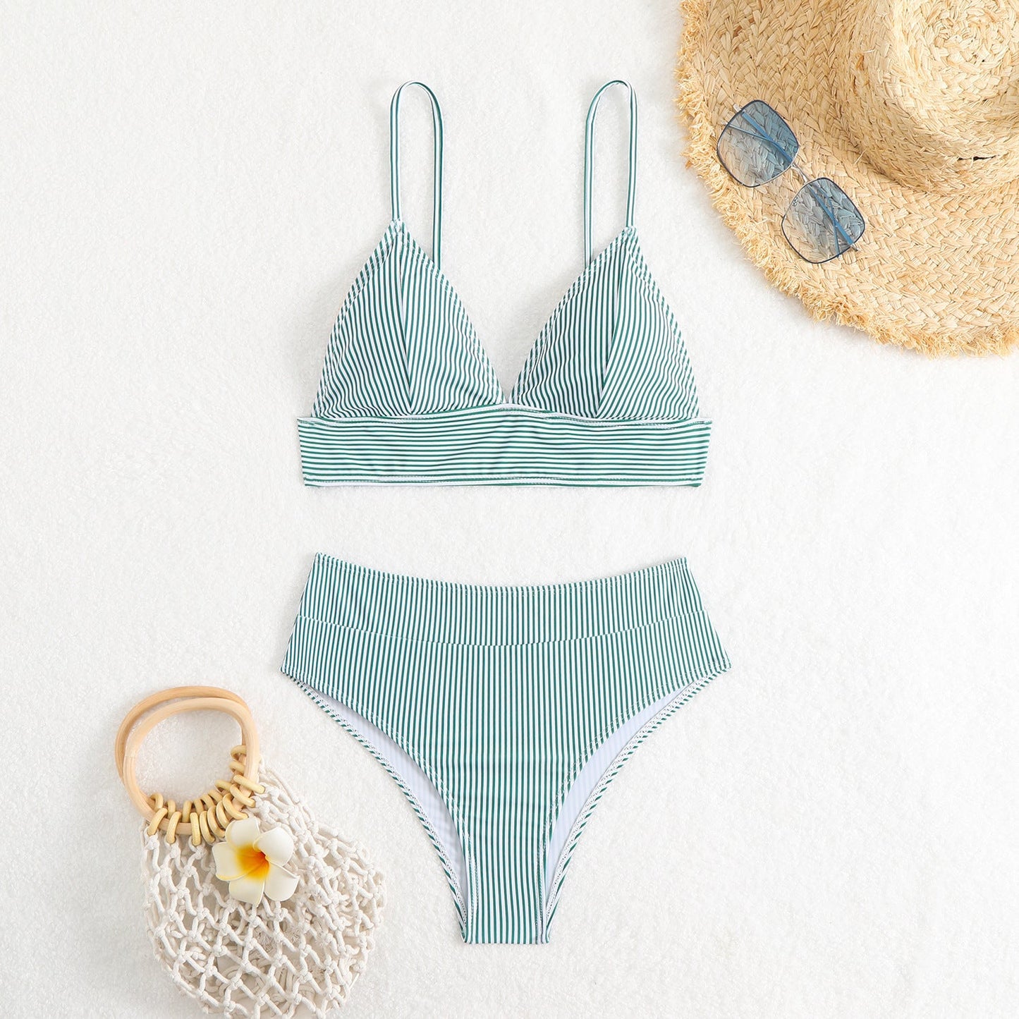 Moderner Damen-Bikini mit hohem Bund und schmalen Trägern