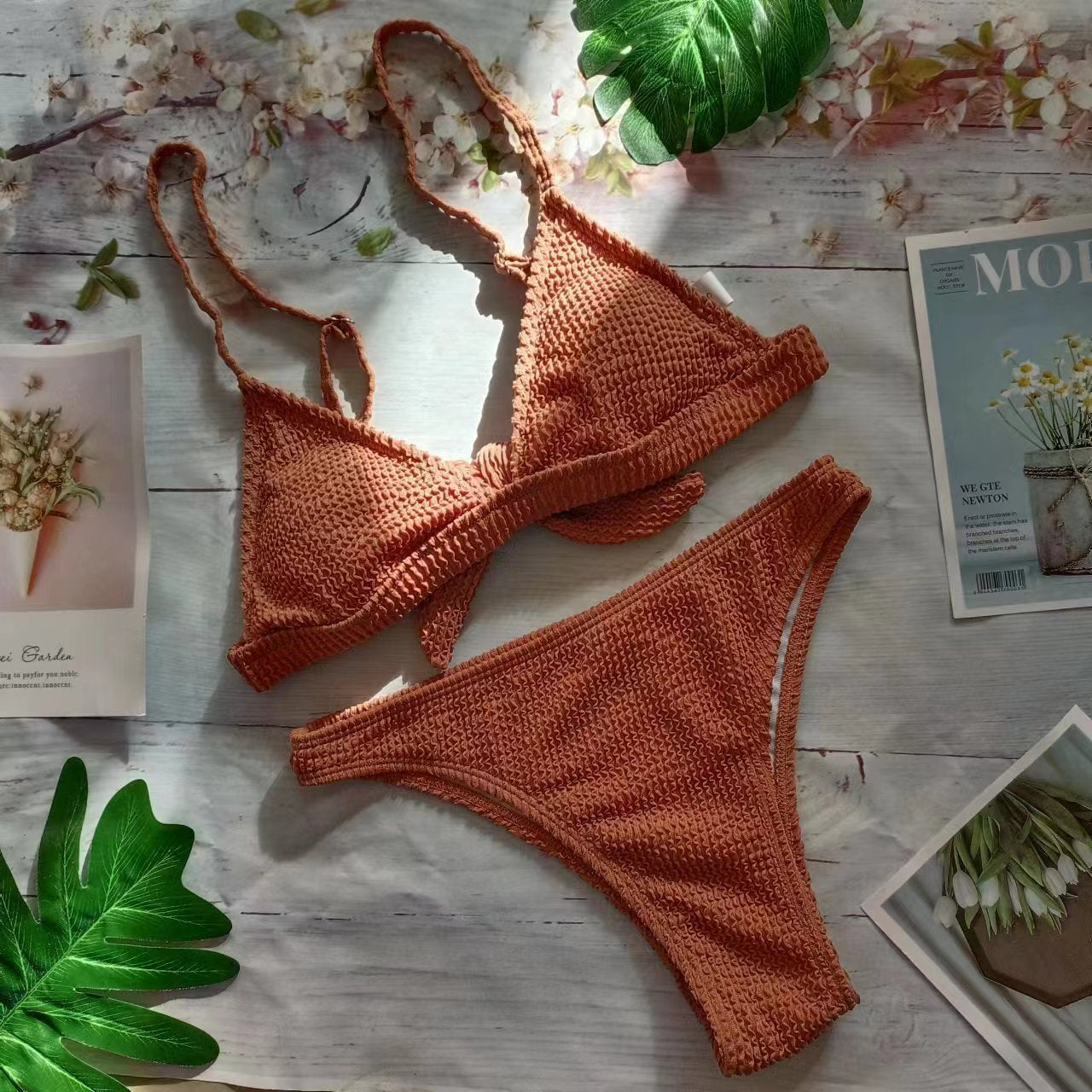 Bikini-Set für Damen: Texturiertes Dreieck-Oberteil mit verstellbaren Trägern, modern designt