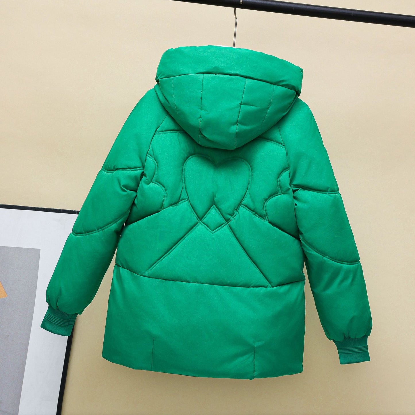 Damen gesteppte Winterjacke mit Kapuze und Herzdetails ModeGeist