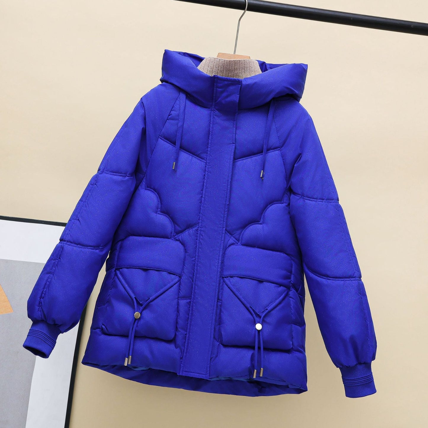 Damen gesteppte Winterjacke mit Kapuze und Herzdetails ModeGeist