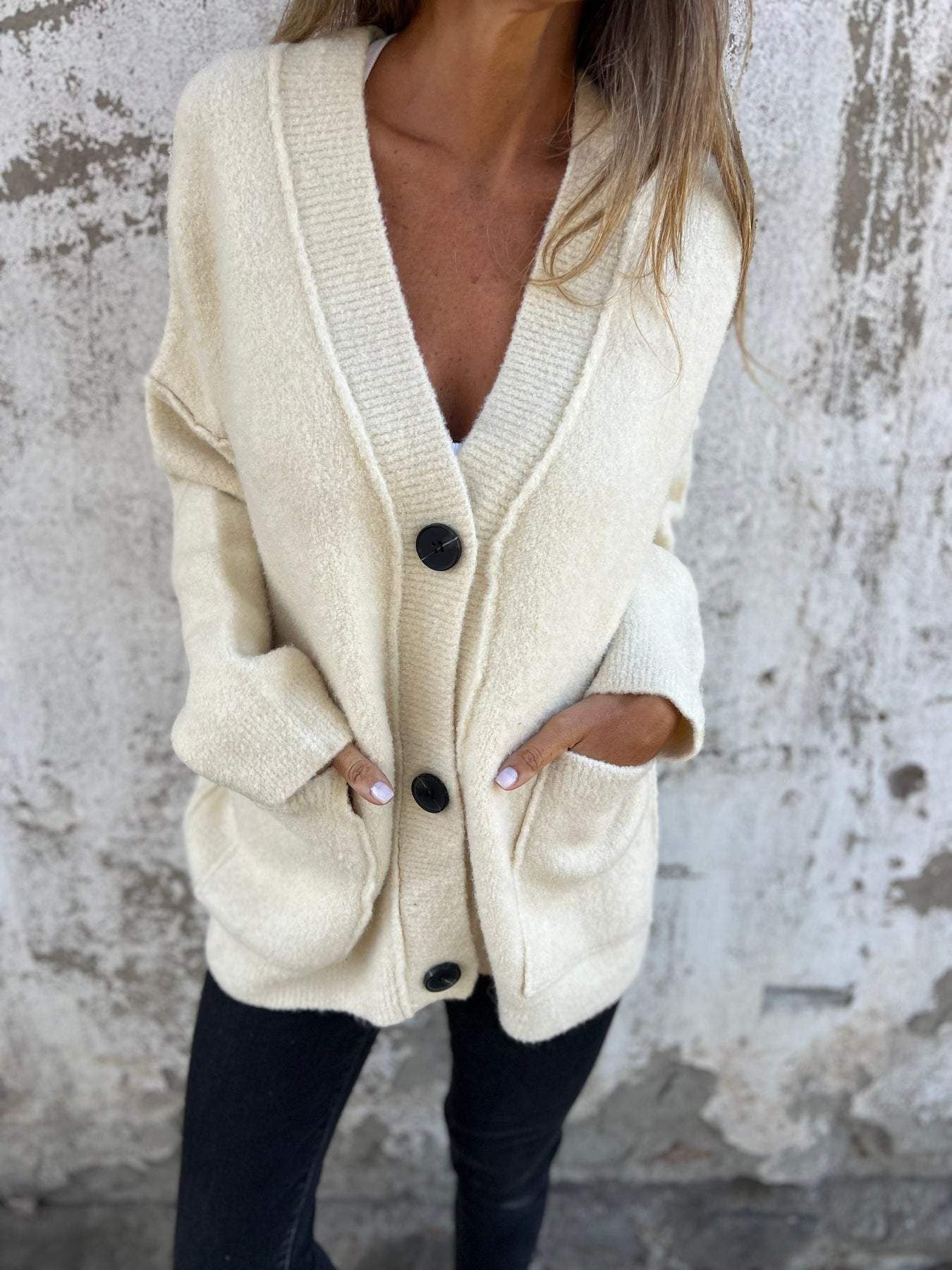 Damen kuschelige Strickjacke mit großen Taschen und Knopfdetails ModeGeist