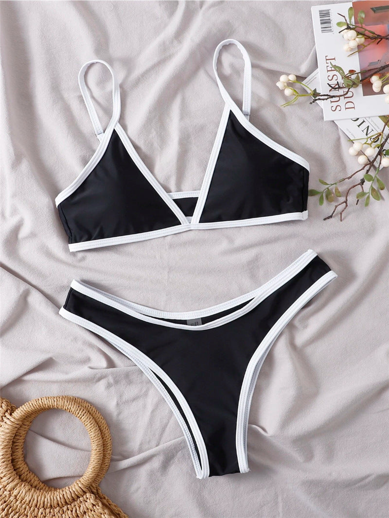 Moderner Damen-Bikini mit Dreiecks-Oberteilen und Kontrastdetails