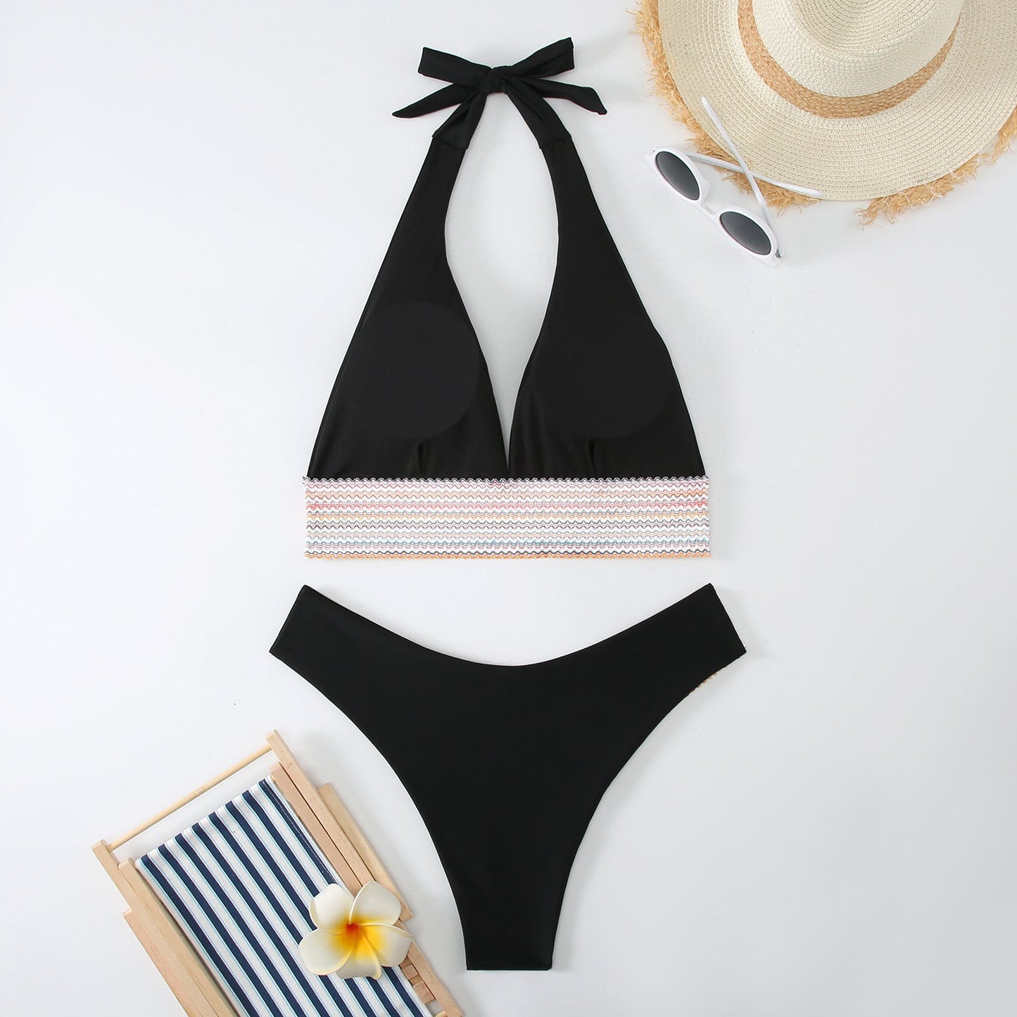 Bikini-Set mit Dreieck-Oberteilen, Bindebändern und modischen Kontrasten von MODEGEIST