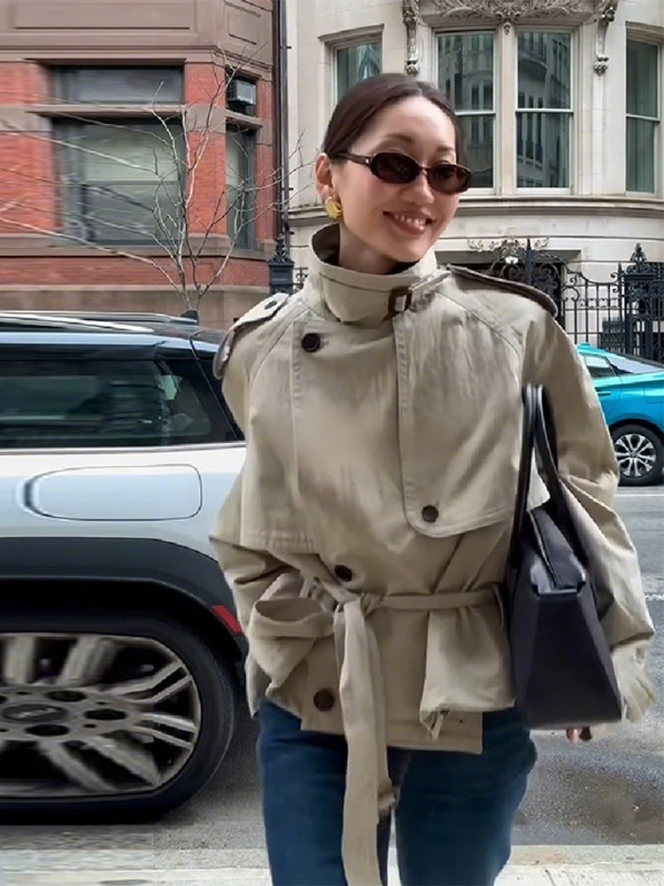 Damen Modische Kurzjacke mit hohem Kragen und Taillengürtel ModeGeist