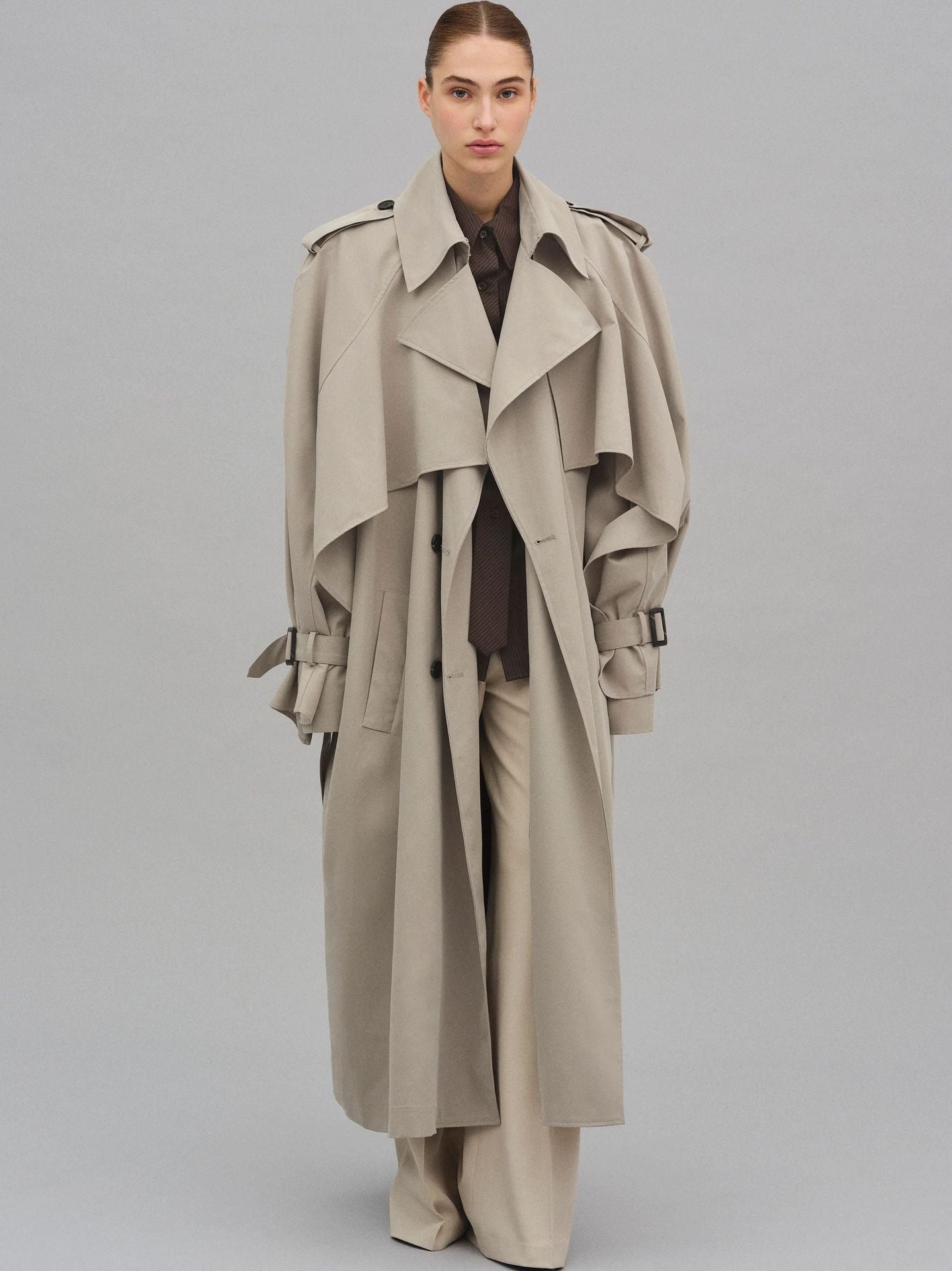 Damen Oversized Trenchcoat mit detailreichen Drapierungen und modischem Schnitt ModeGeist