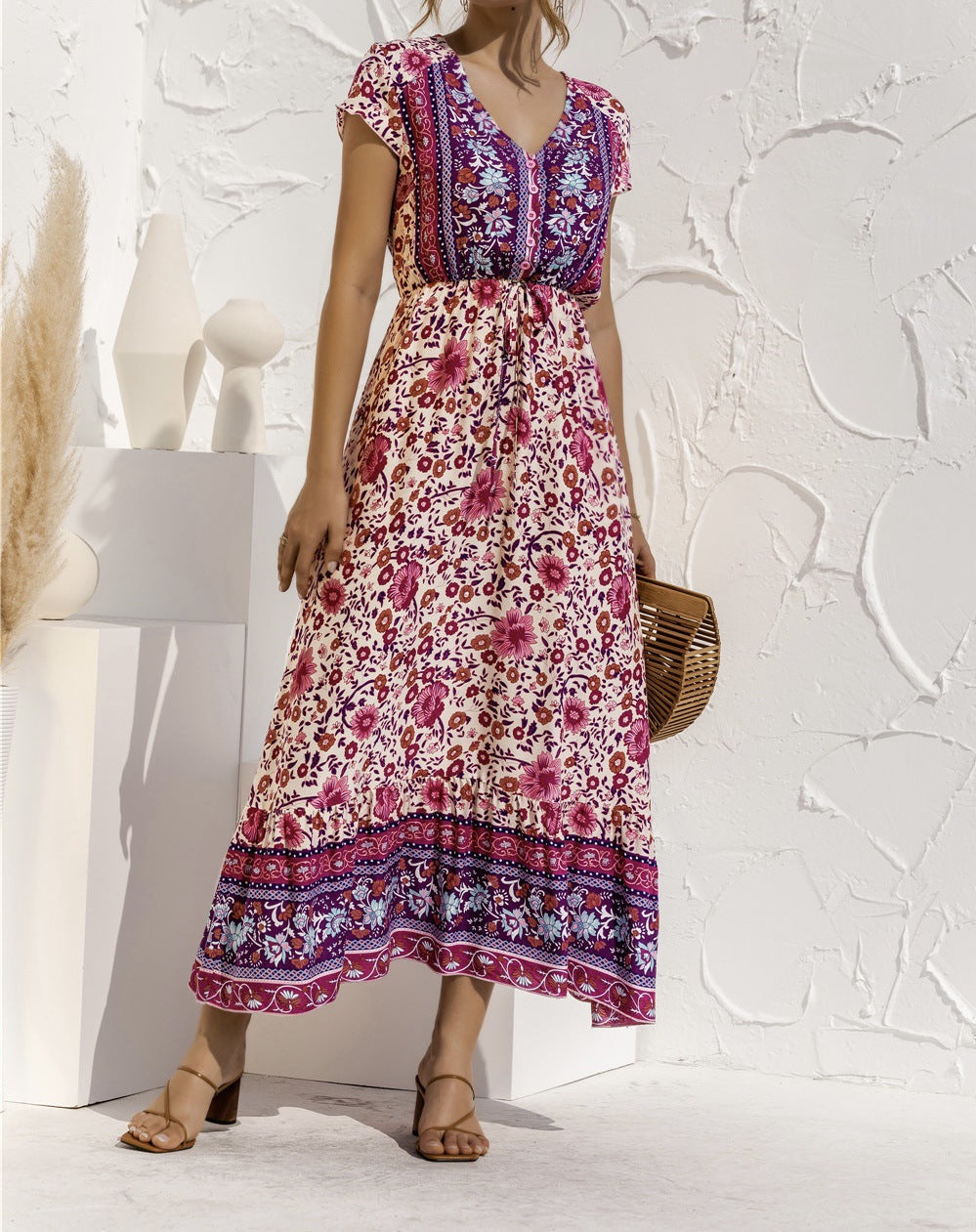 Elegantes Maxikleid für Damen mit Blumenmuster und Taillengürtel von MODEGEIST