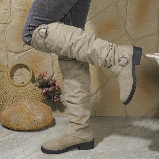 Damen Overknee-Stiefel aus weichem Wildleder mit dekorativem Schnallen-Detail ModeGeist