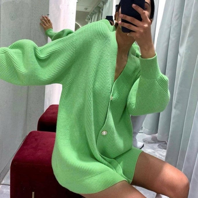 Damen Übergroße Strickjacke mit tiefem V-Ausschnitt und eleganten Knöpfen ModeGeist