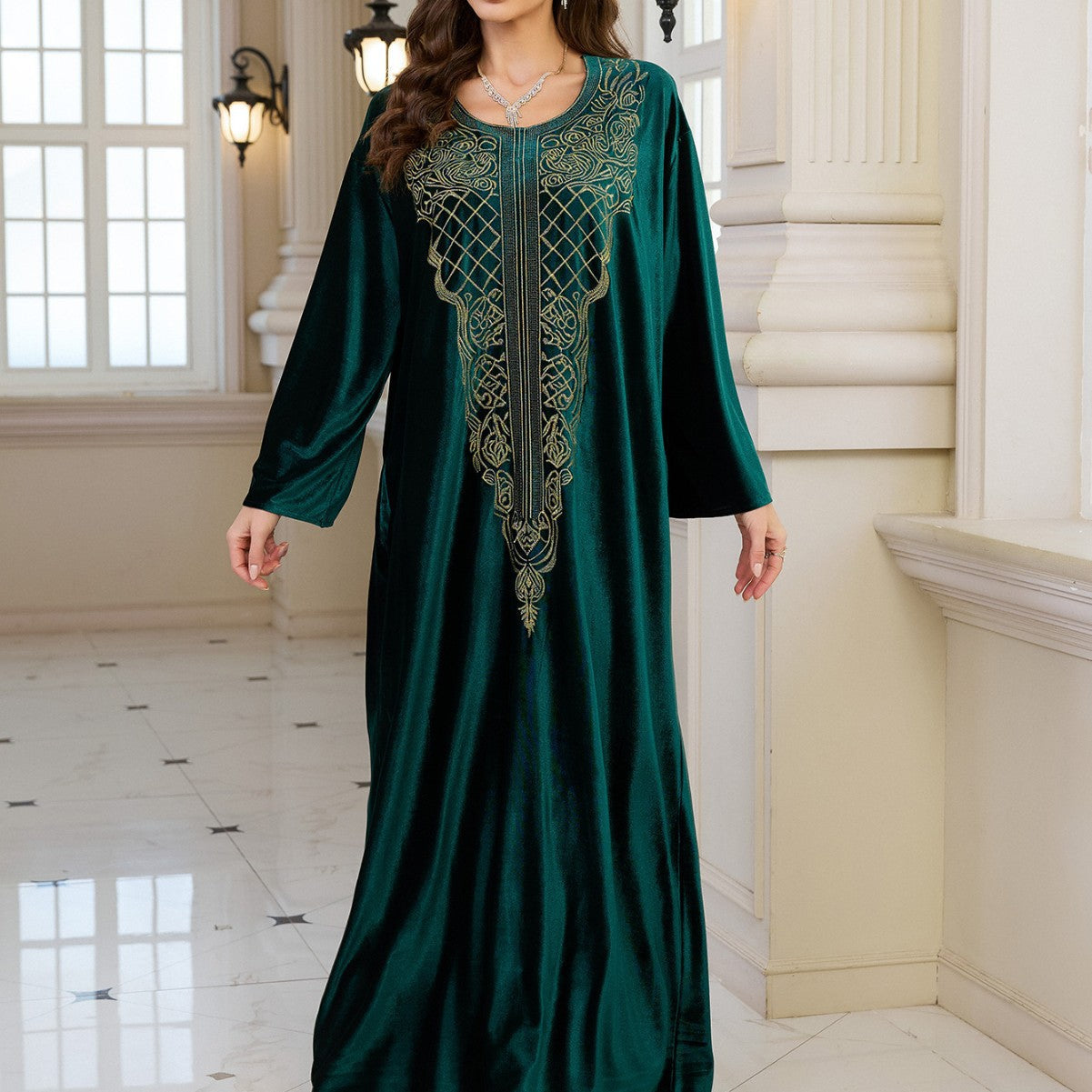 Eleganter Damen-Kaftan mit aufwendiger Stickerei und weitem Schnitt von MODEGEIST