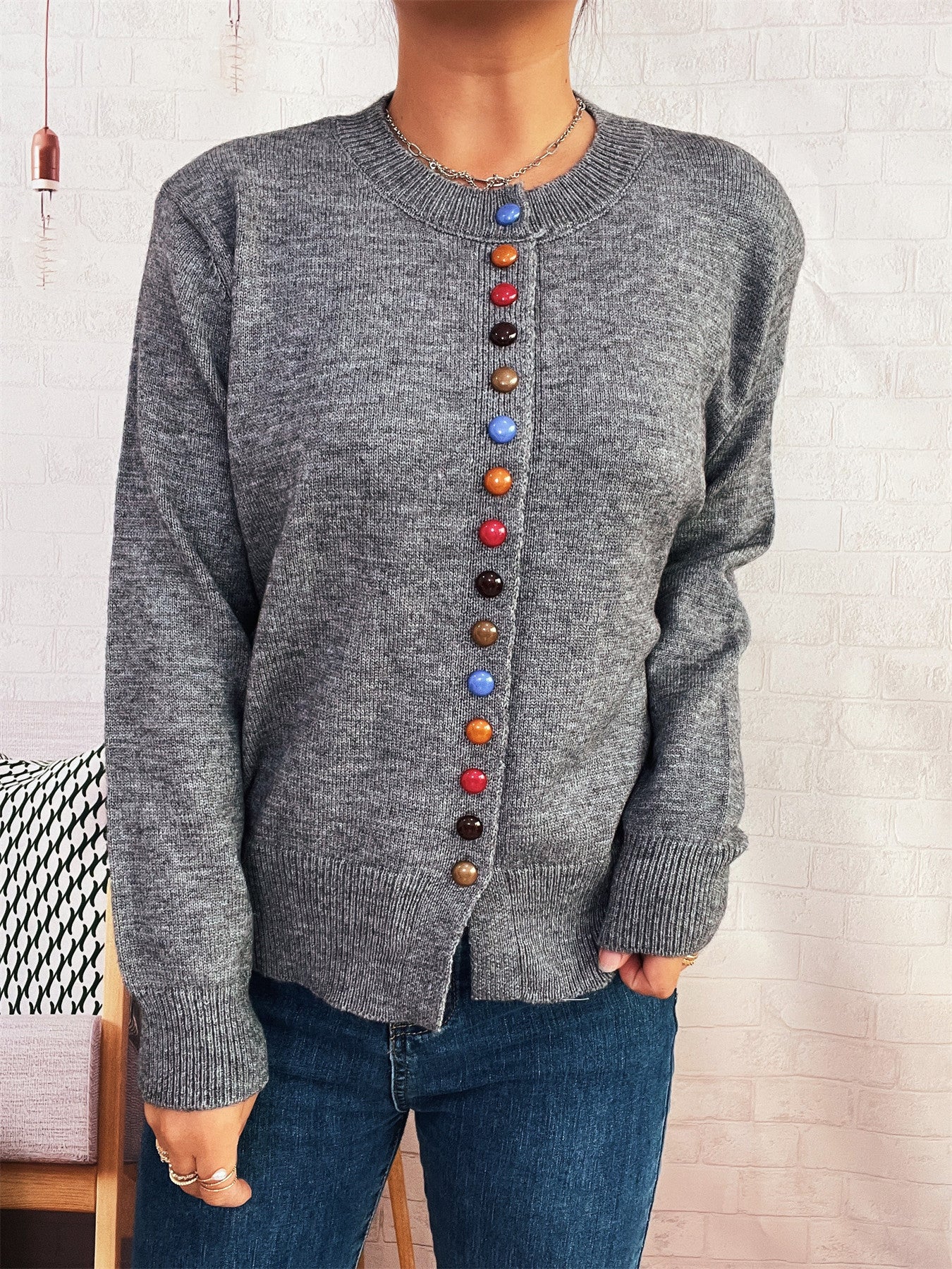 Damen stilvolle Strickjacke mit bunten Knöpfen ModeGeist