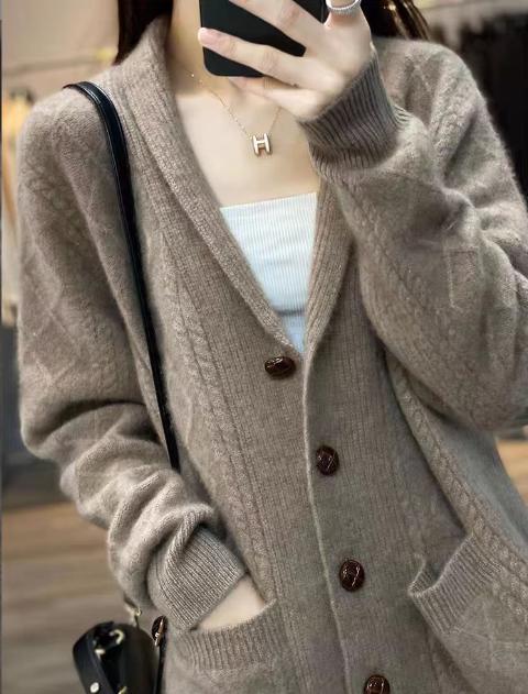 Damen Strickcardigan mit eleganter Struktur und großen Holzknöpfen ModeGeist