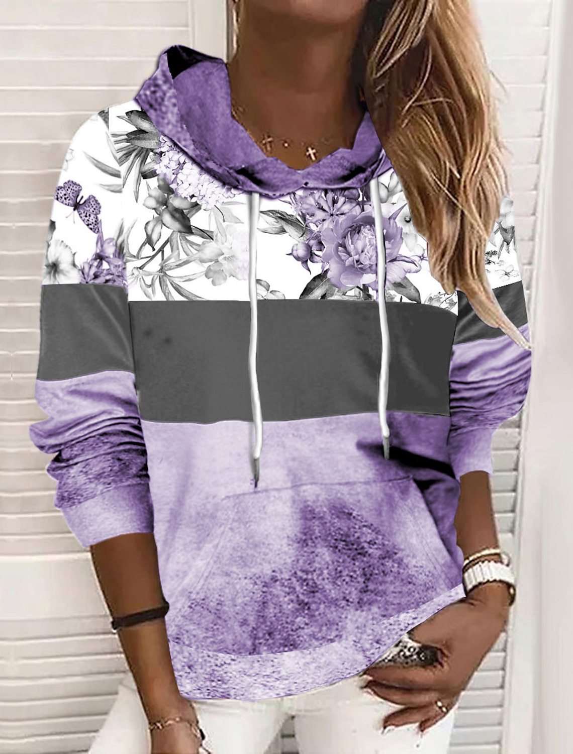Modernes Damen Kapuzenpullover mit floralem Print und Farbblock-Design von MODEGEIST