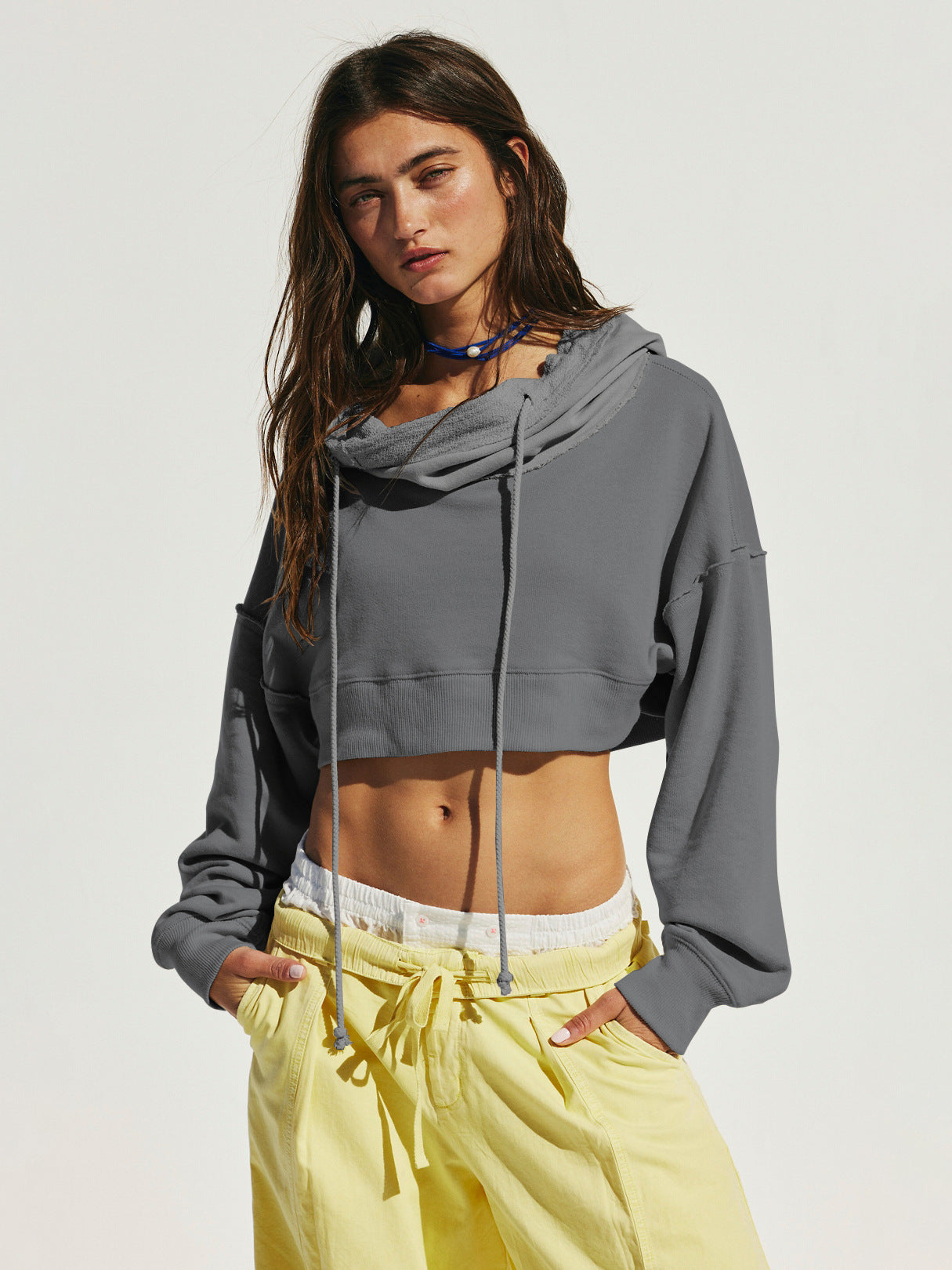 Damen cropped Sweatshirt mit lässigem Schnitt und Kängurutasche ModeGeist