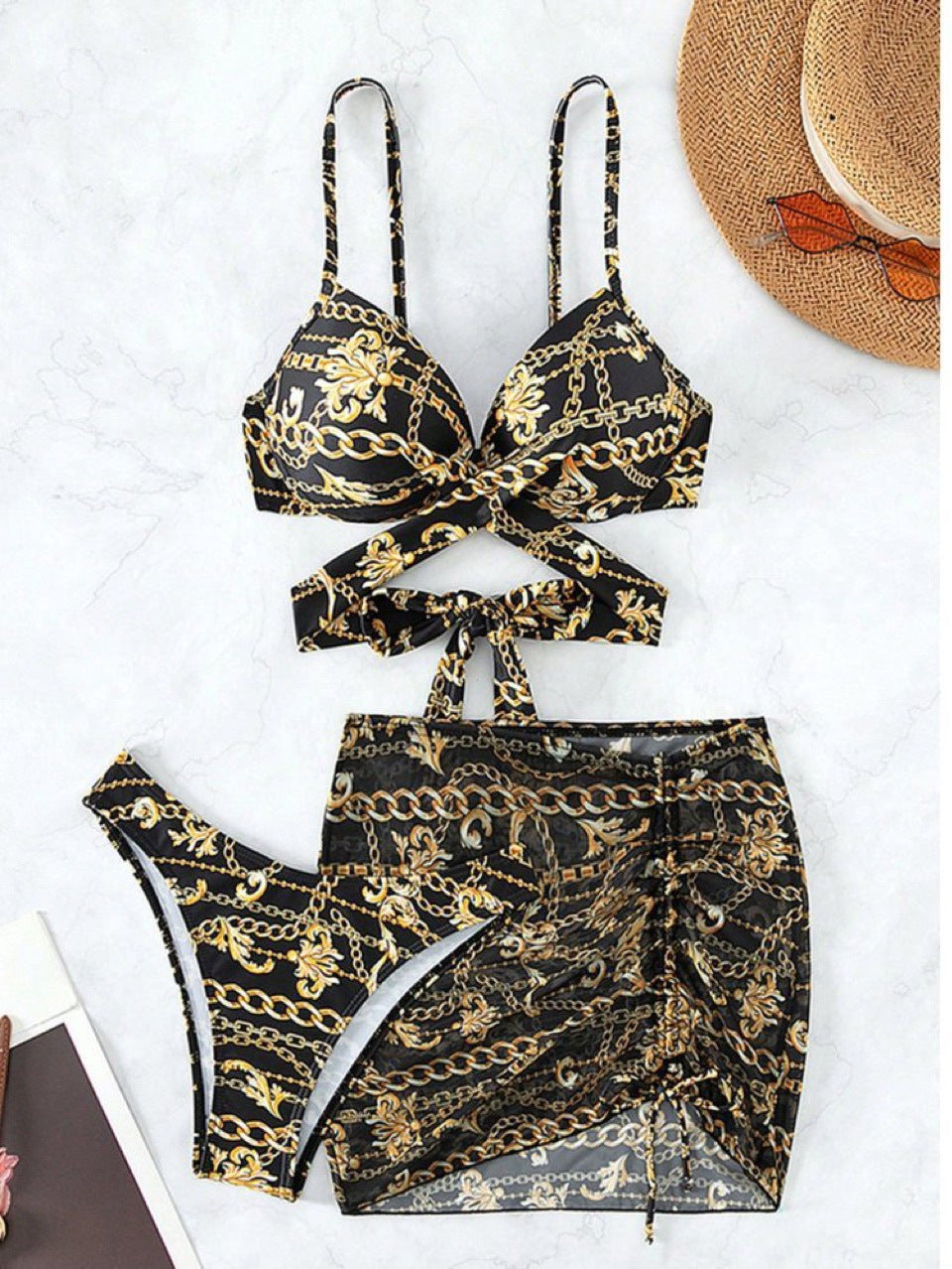 Stylisches Damen Bikini-Set mit Wickeldesign und Kettenmotiven von MODEGEIST