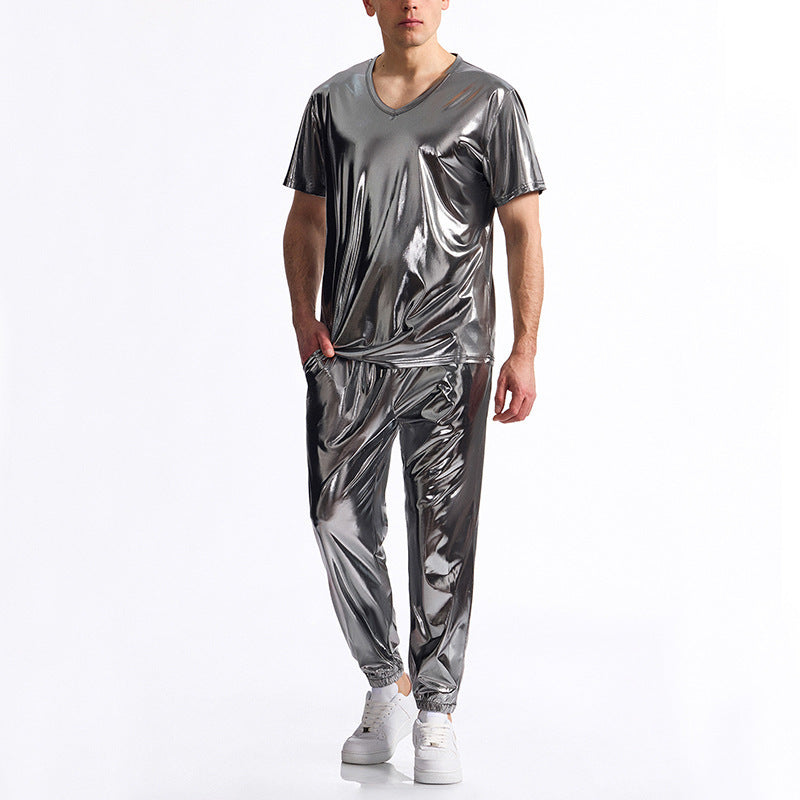 Herren Sportliches Set aus glänzendem Material mit V-Ausschnitt ModeGeist