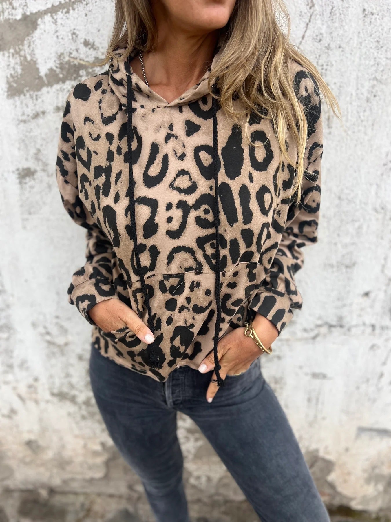Damen Kapuzenpullover mit lässigem Leopardenmuster und praktischen Seitentaschen ModeGeist