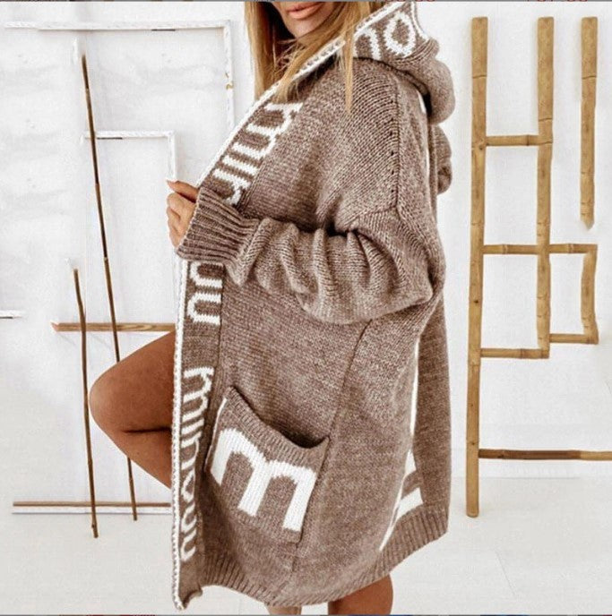 Damen Strickjacke mit logodruck und tiefen Taschen ModeGeist