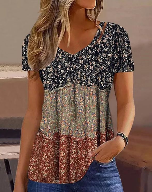 Blouse with floral patchwork and V-neck by MODEGEIST