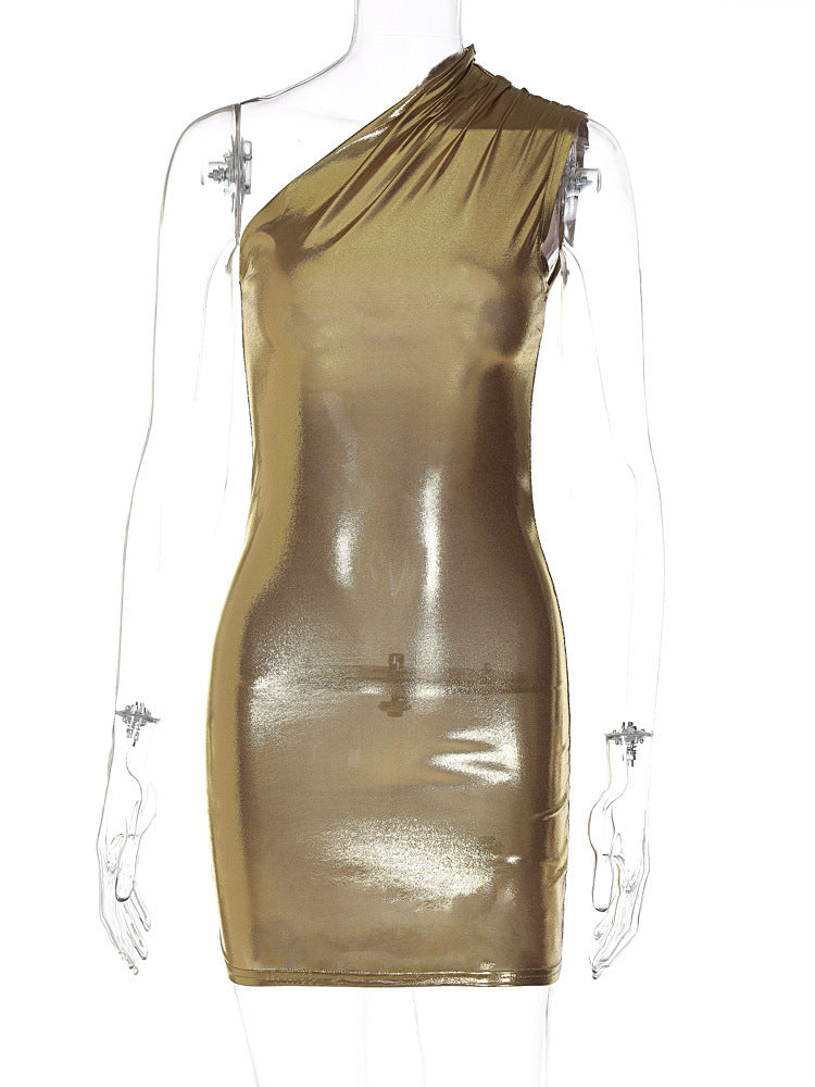 Elegantes Damenabendkleid mit asymmetrischem Schnitt und glänzendem Stoff von MODEGEIST