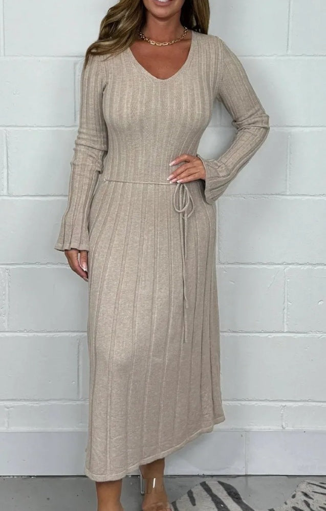 Damen Strickmaxikleid mit V-Ausschnitt und Taillenkordel ModeGeist