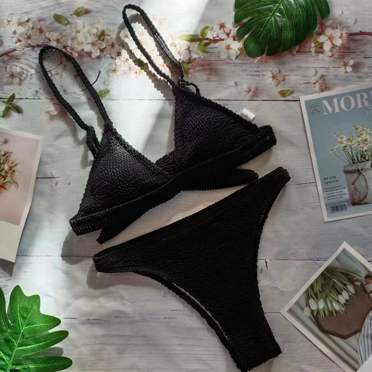 Bikini-Set für Damen: Texturiertes Dreieck-Oberteil mit verstellbaren Trägern, modern designt