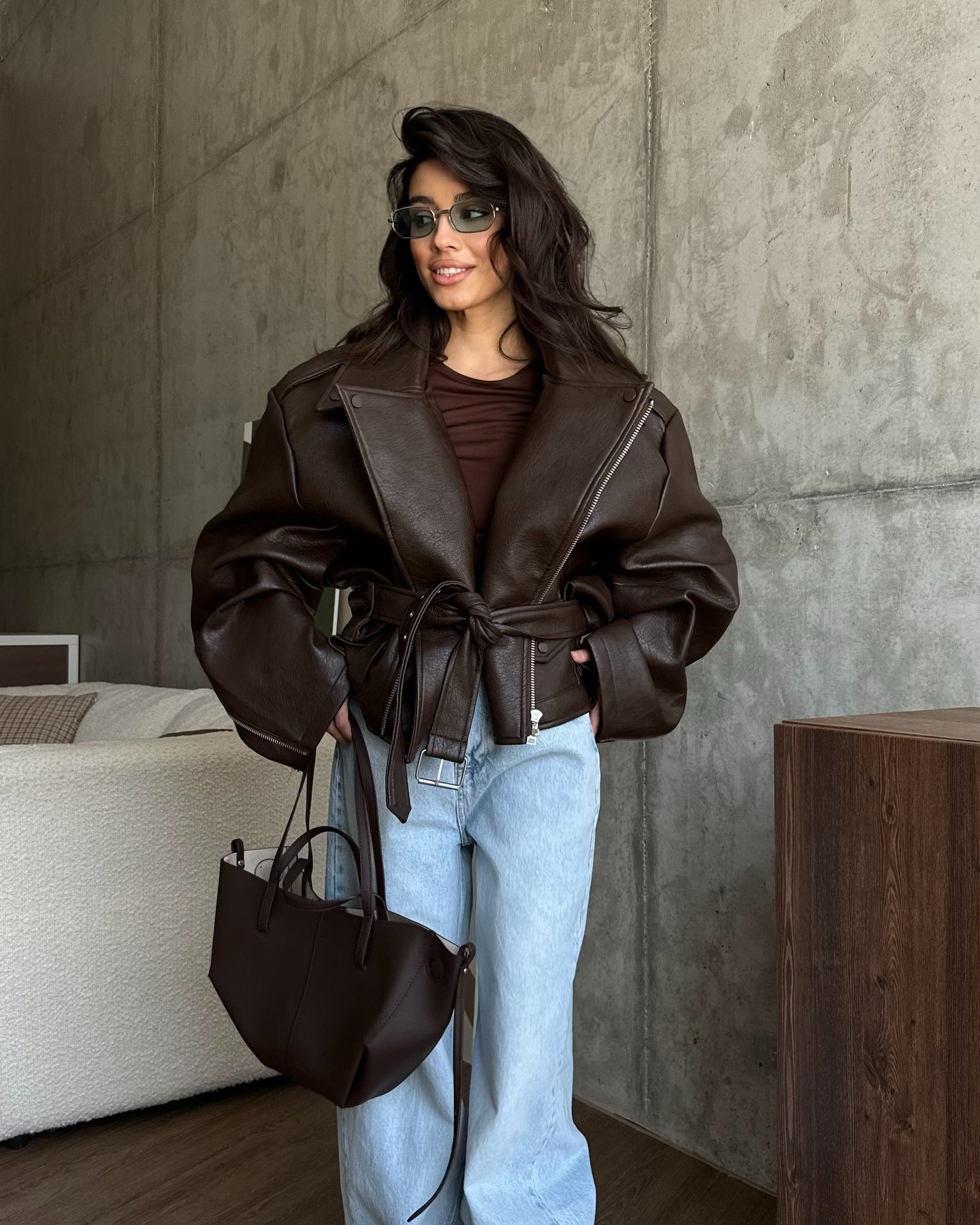 Damen elegante Kunstlederjacke mit Gürtel und übergroßen Ärmeln ModeGeist