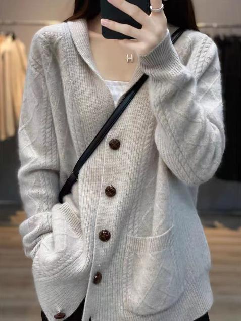 Damen Strickcardigan mit eleganter Struktur und großen Holzknöpfen ModeGeist