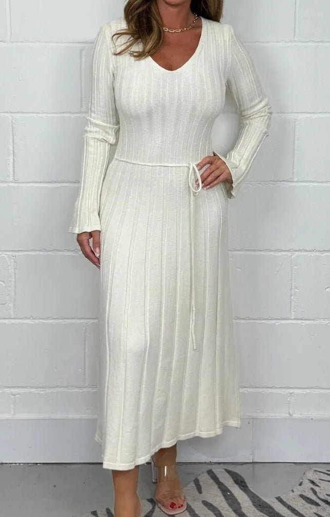 Damen Strickmaxikleid mit V-Ausschnitt und Taillenkordel ModeGeist