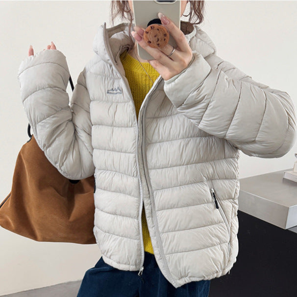 Damen ultraleichte Pufferjacke mit abnehmbarer Kapuze und elastischem Saum ModeGeist