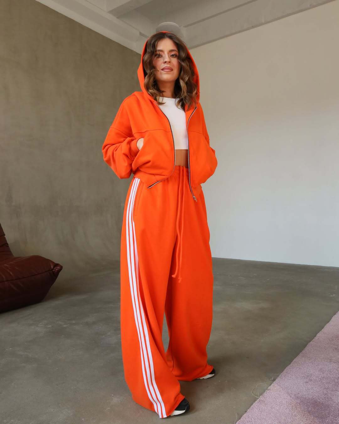 Damen Trendiges Sport-Lounge-Set mit cropped Sweatjacke und weit geschnittenen Jogginghosen ModeGeist