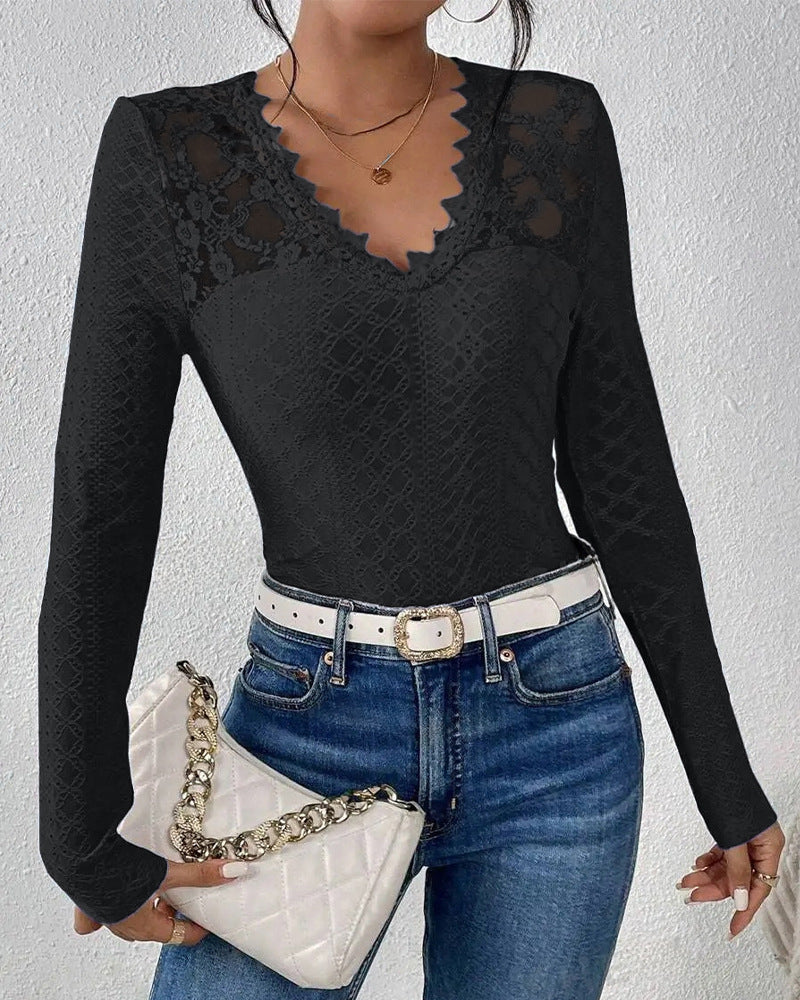 Elegante Damenbluse mit Spitze und V-Ausschnitt von MODEGEIST