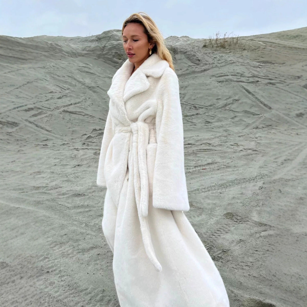 Damen Eleganter, gefütterter Wintermantel mit breitem Revers ModeGeist