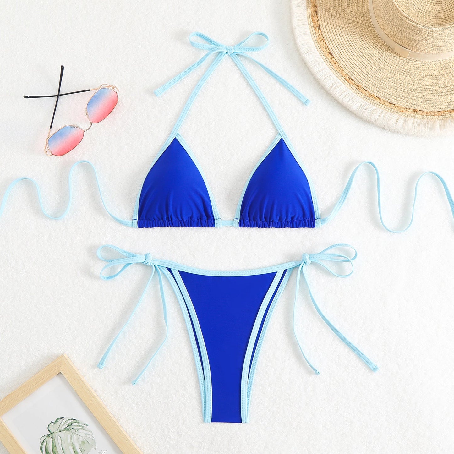 Bikini-Set mit Dreieck-Oberteilen, verstellbaren Trägern und farblich abgesetztem Design von MODEGEIST