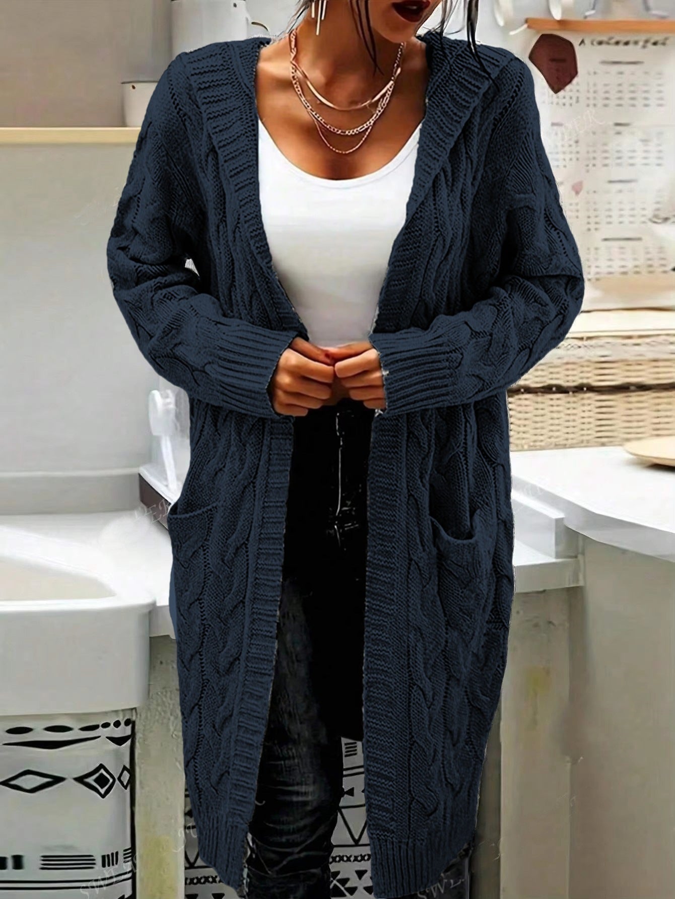 Damen Strickjacke im lässigen Langschnitt mit Zopfmuster und praktischen Taschen ModeGeist