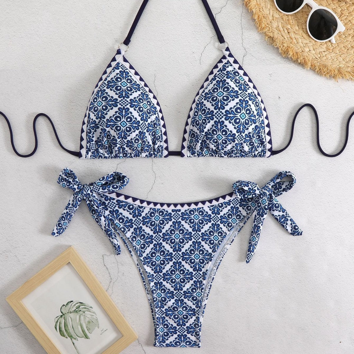 Moderner Dreieck-Bikini mit seitlichen Schnürungen von MODEGEIST