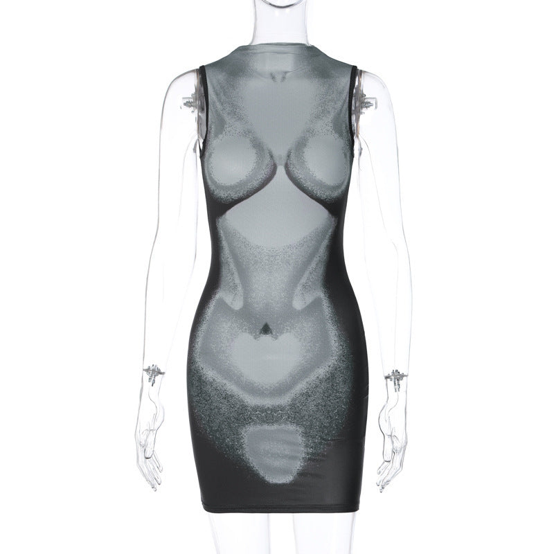 Modernes, figurbetontes Minikleid mit innovativem Muster und hohem Kragen von MODEGEIST