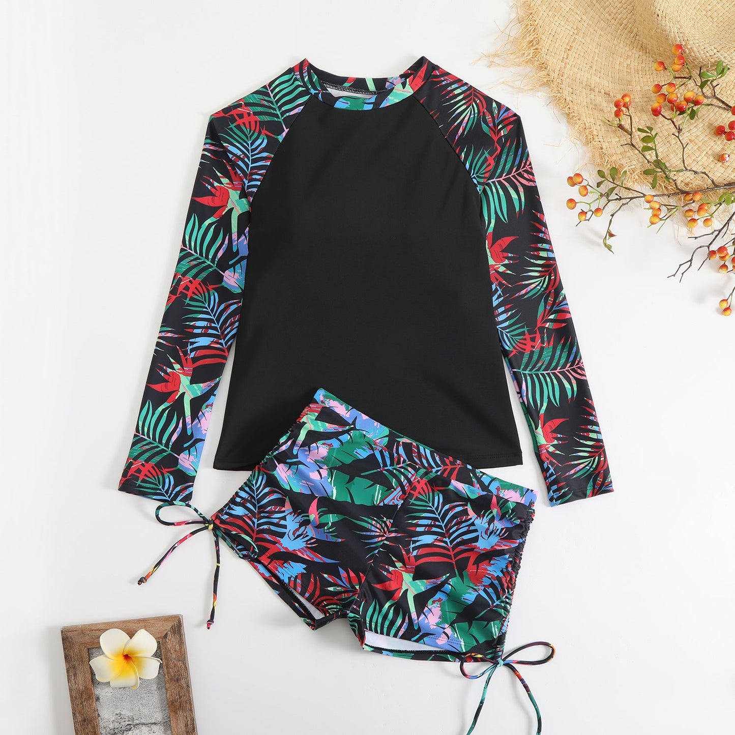 Modischer Damen Surfanzug mit Langarmshirt und Shorts von MODEGEIST
