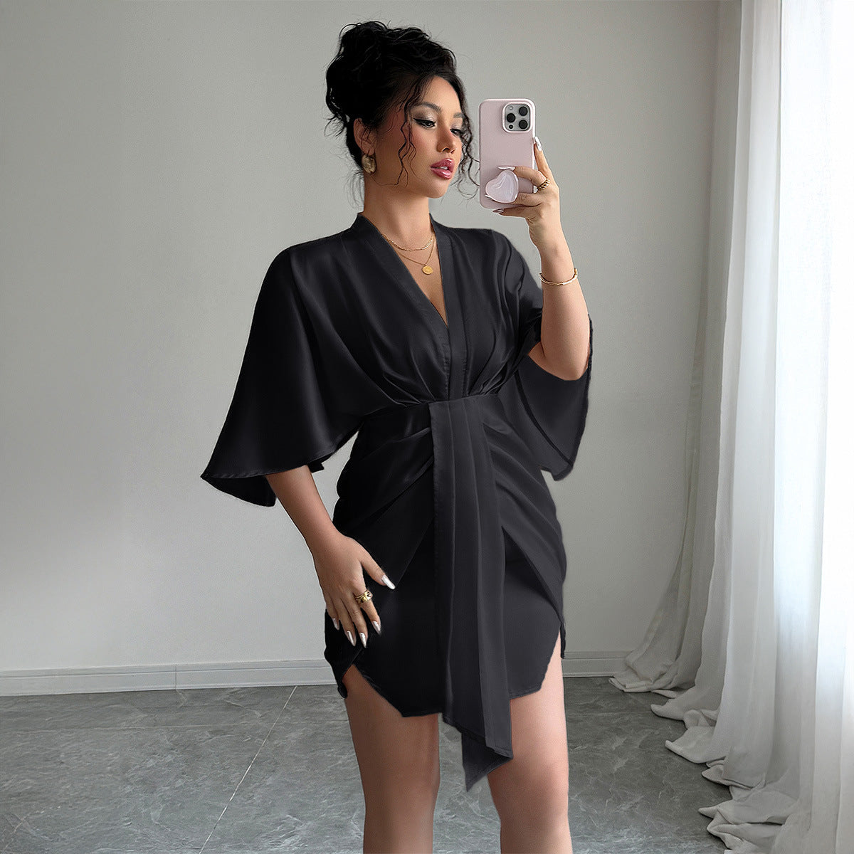 Modisches Damen-Kimono-Kleid aus Satin mit Wickelfalten