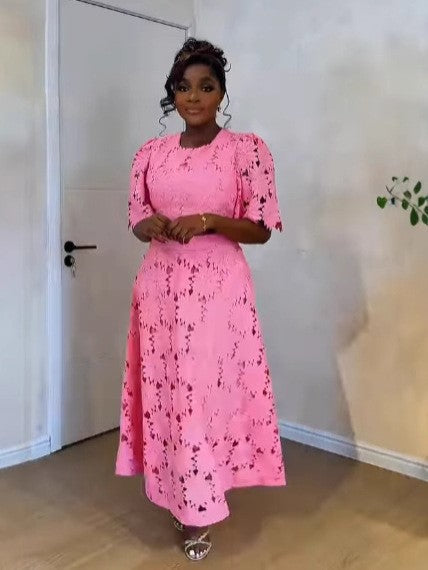 Elegantes Maxikleid für Damen mit kunstvollen Blumenstickereien und offenen Ärmeln von MODEGEIST