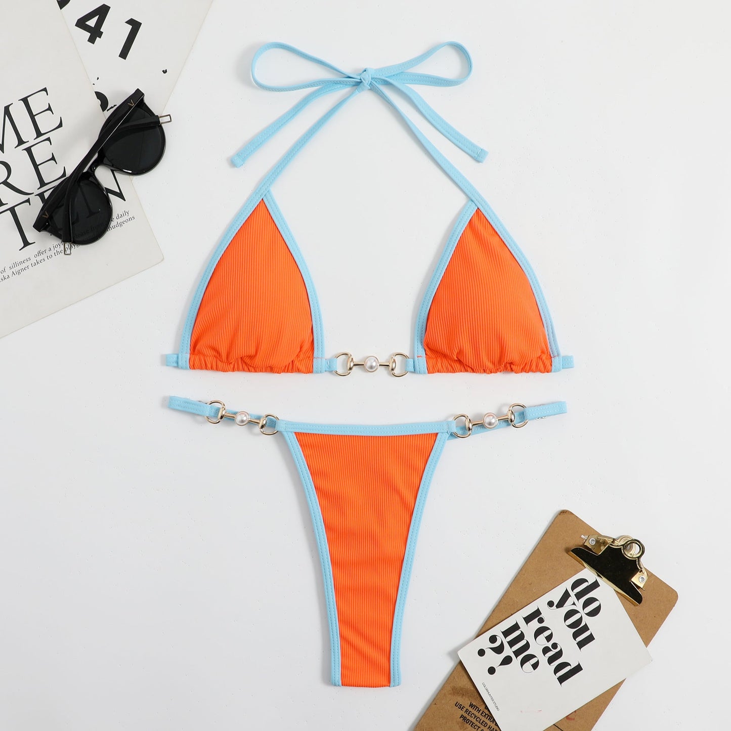 Moderner Damen-Bikini mit Dreieck-Oberteilen, metallischen Details und verstellbaren Trägern