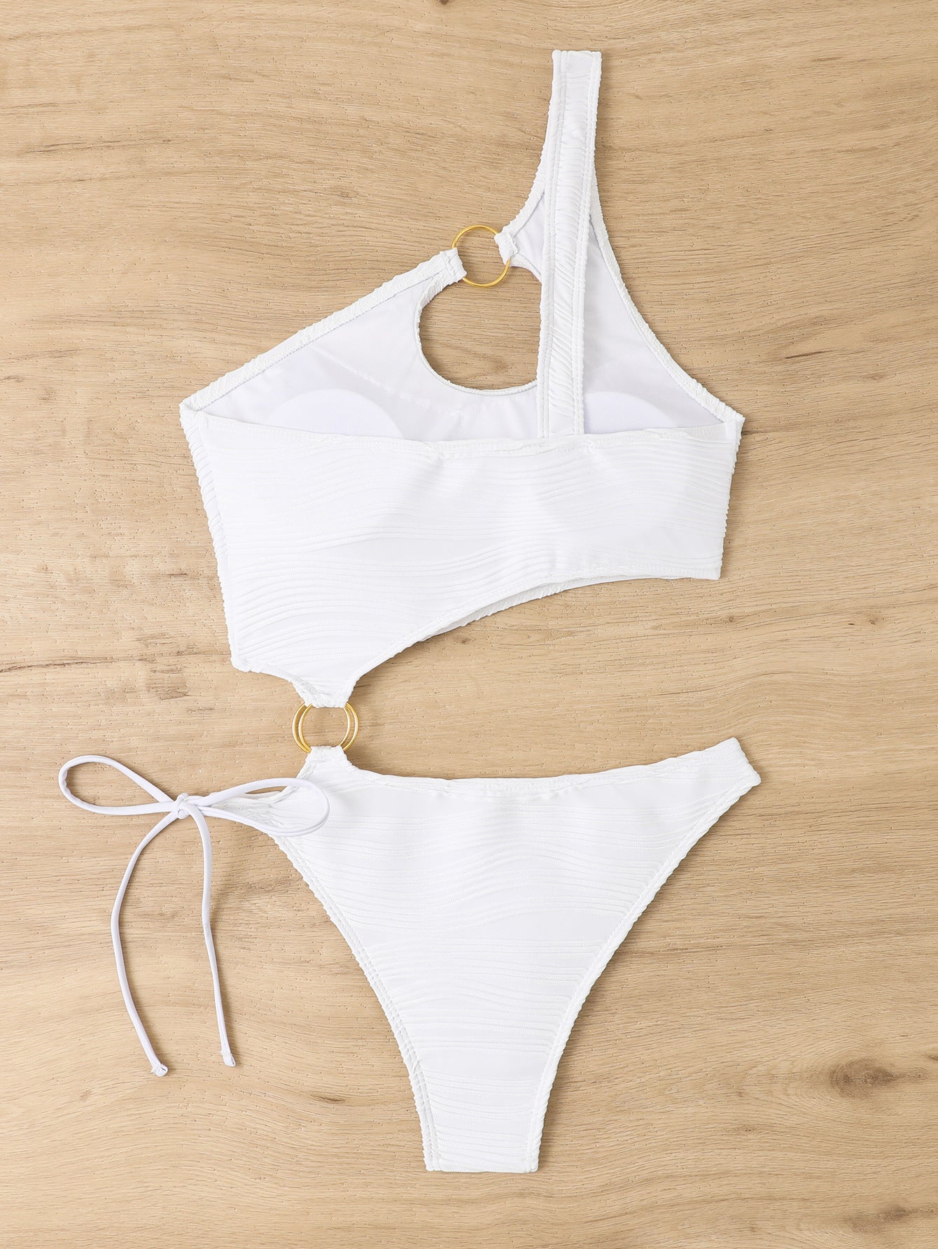 Moderner Damen-Bikini mit asymmetrischem Schnitt, stylischen Ringen und Strukturstoff